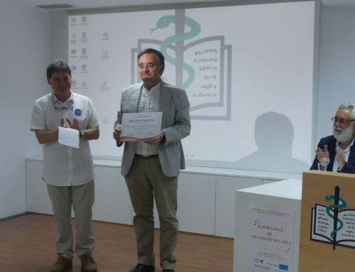 El Colegio de Médicos de Cáceres recibe un reconocimiento de la Asociación de Enfermos de Esclerosis Múltiple de Cáceres por su colaboración durante el curso 2025-2026